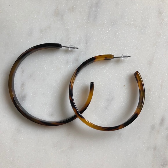 The Classic Tortoise Resin Hoop - Picture 2 of 4